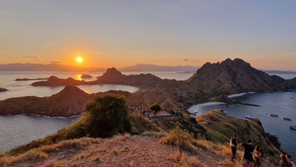 Sailing 4D3N Lombok to Labuan Bajo komodo trip from lombok, komodo island tour from lombok, komodo boat trip from lombok, lombok to komodo tour, komodo tour, komodo trip, komodo island tour, komodo cruise from lombok, komodo luxury cruises, komodo luxury cruises from lombok, labuan bajo to lombok, komodo island tour 4 days, komodo tour 3 days, komodo tour 2 days