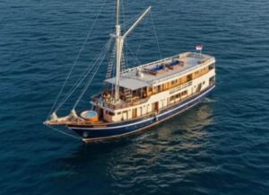 komodo trip from lombok, komodo island tour from lombok, komodo boat trip from lombok, lombok to komodo tour, komodo tour, komodo trip, komodo island tour, komodo cruise from lombok, komodo luxury cruises, komodo luxury cruises from lombok, labuan bajo to lombok, komodo island tour 4 days, komodo tour 3 days, komodo tour 2 days