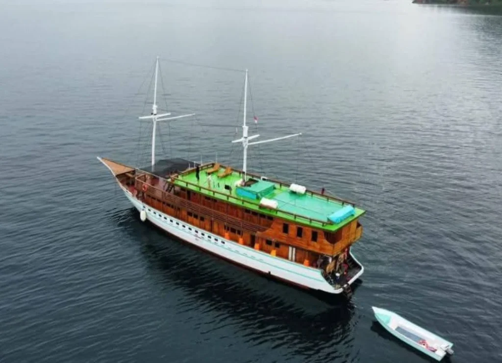 komodo trip from lombok, komodo island tour from lombok, komodo boat trip from lombok, lombok to komodo tour, komodo tour, komodo trip, komodo island tour, komodo cruise from lombok, komodo luxury cruises, komodo luxury cruises from lombok, labuan bajo to lombok, komodo island tour 4 days, komodo tour 3 days, komodo tour 2 days, komodo phinisi cruises