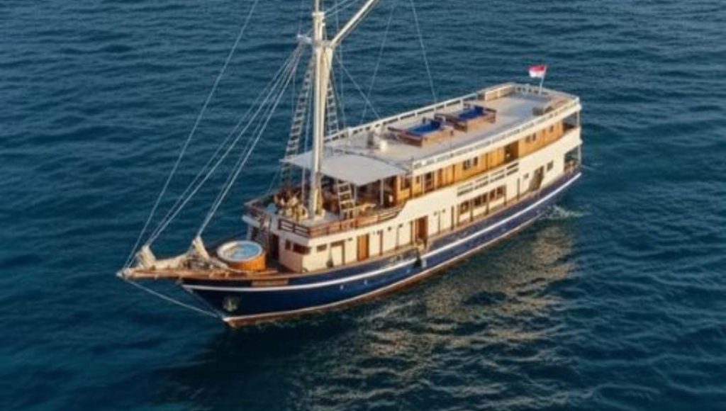 komodo trip from lombok, komodo island tour from lombok, komodo boat trip from lombok, lombok to komodo tour, komodo tour, komodo trip, komodo island tour, komodo cruise from lombok, komodo luxury cruises, komodo luxury cruises from lombok, labuan bajo to lombok, komodo island tour 4 days, komodo tour 3 days, komodo tour 2 days